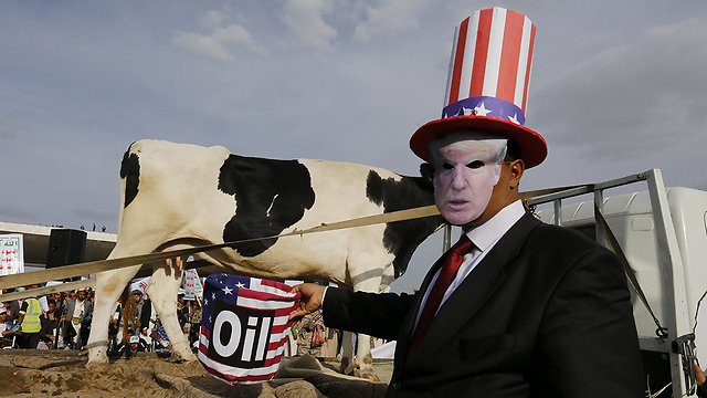 פסים, כוכבים ונפט. מחאה נגד טראמפ בתימן (צילום: EPA) (צילום: EPA)