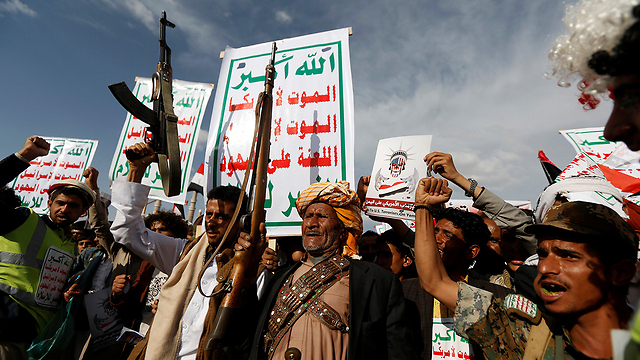 חות'ים מפגינים בבירה צנעא במהלך ביקורו של דונלד טראמפ בסעודיה (צילום: רויטרס) (צילום: רויטרס)