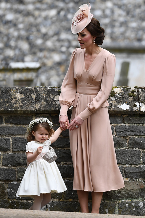 שמלה בצבע ורוד מעושן וכובע תואם. קייט מידלטון בחתונה של אחותה פיפה (צילום: Gettyimages)