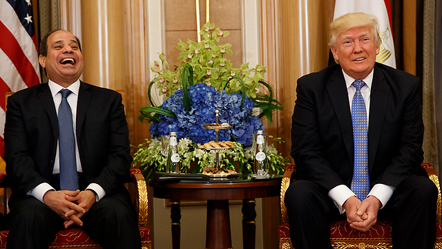 טראמפ בפגישה הבוקר עם נשיא מצרים סיסי. "אבוא גם אליכם" (צילום: AP) (צילום: AP)