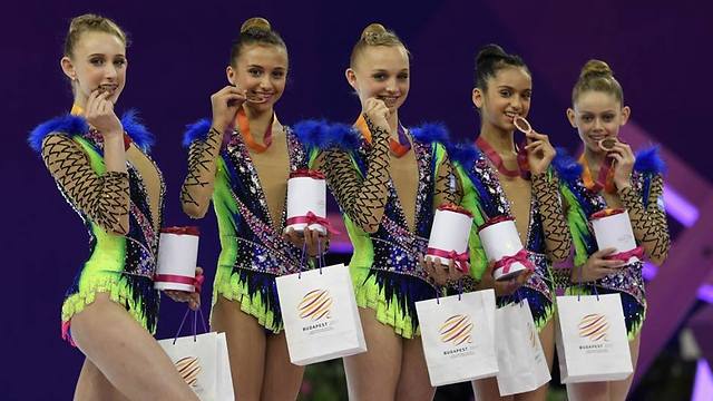 Юные гимнастки с бронзовыми медалями. Фото: Амит Шиссель