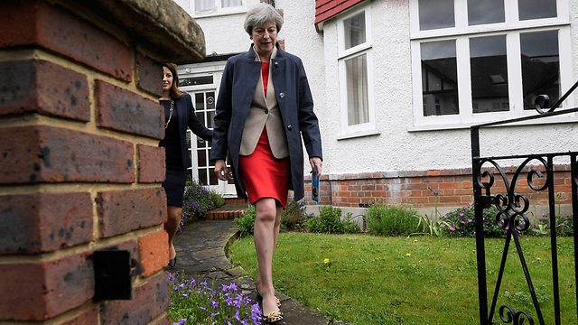 תרזה מיי עוברת מבית לבית עם המועמדת השמרנית ג'וי מוריס בלונדון (צילום: רויטרס) (צילום: רויטרס)