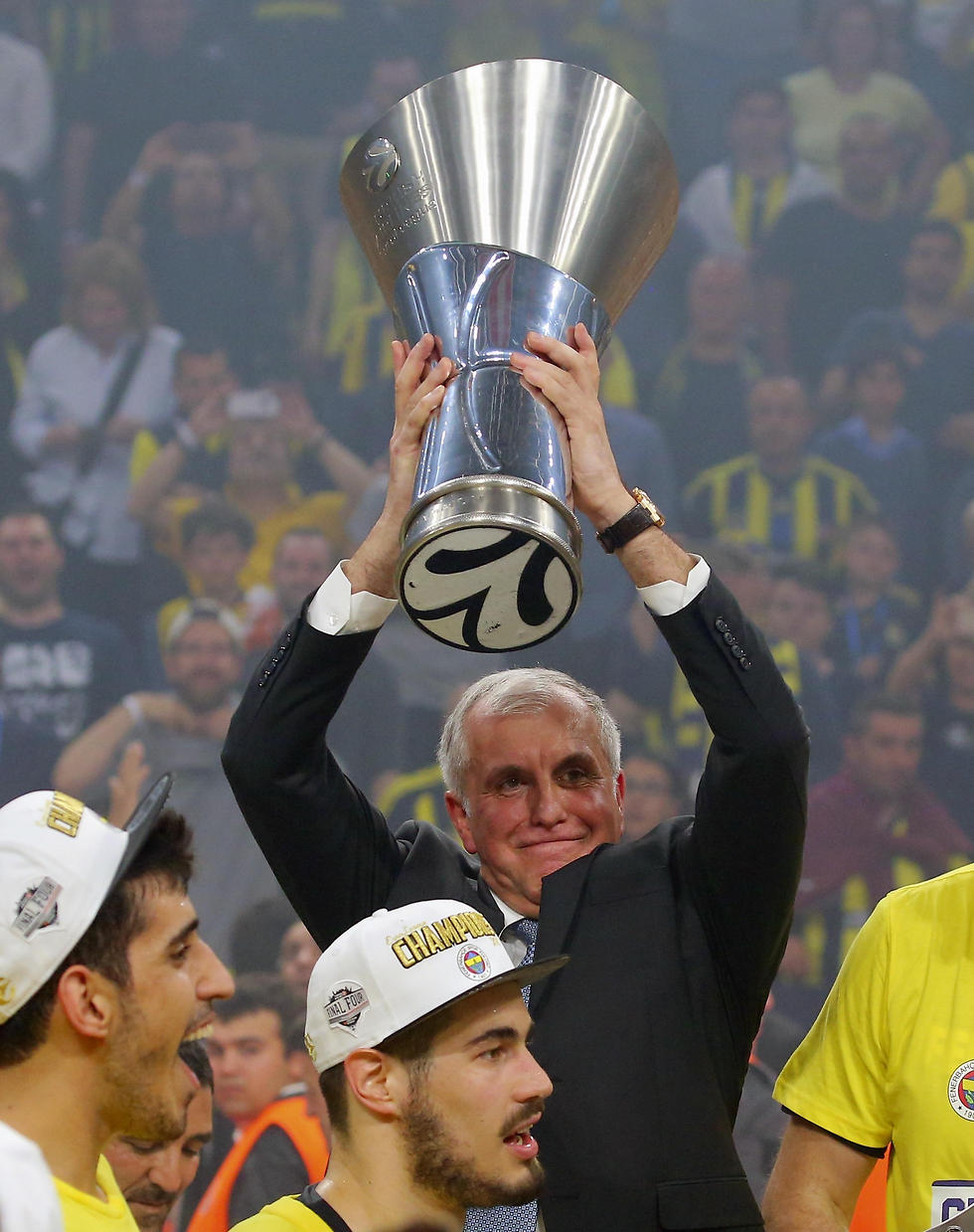 גביע ראשון לקבוצה טורקית. ז'ליקו אוברדוביץ'  (צילום: AP) (צילום: AP)