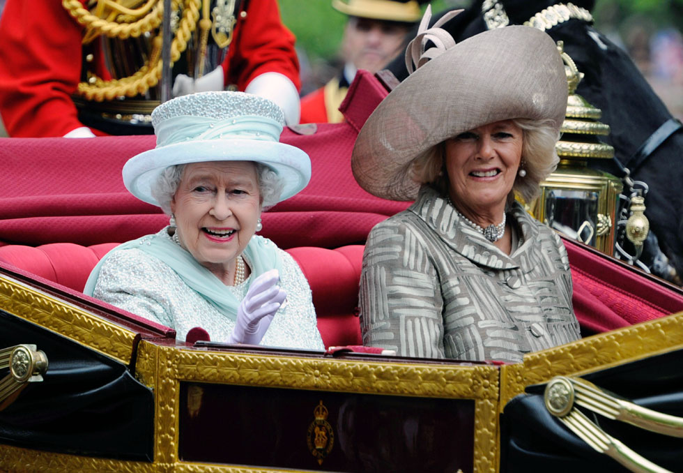 פרקר-בולס עם חמותה. המלכה אליזבת כבר בת 91, ובבריטניה מתכוננים לעידן הבא (צילום: Gettyimages)