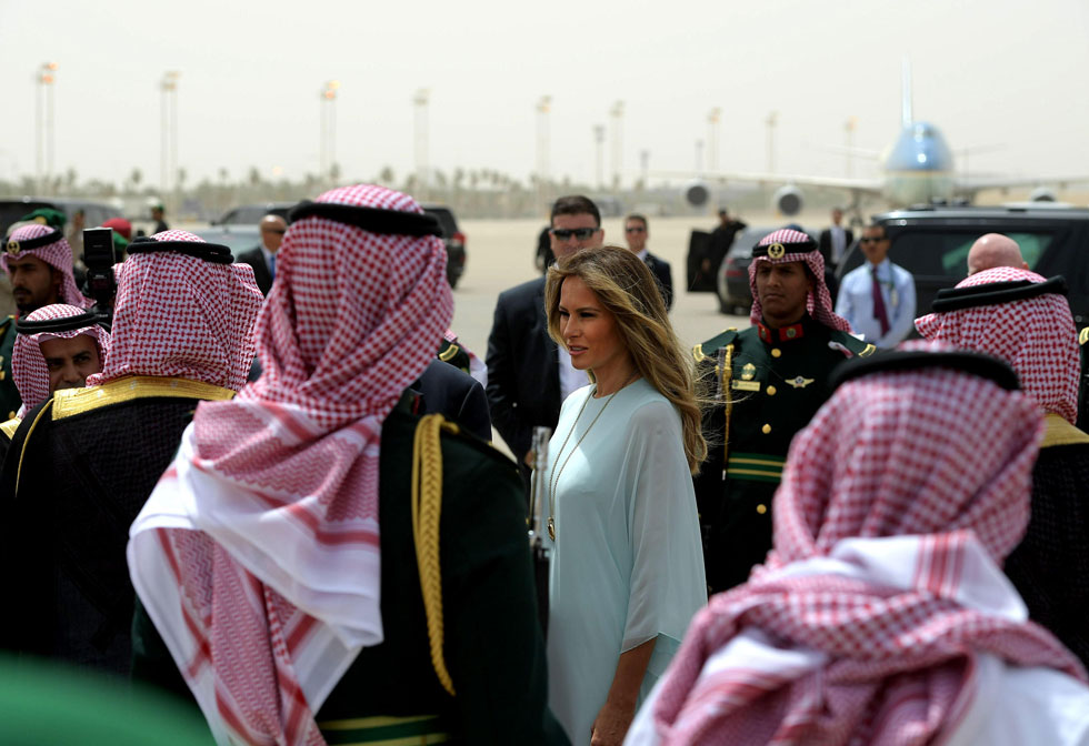 מסע הדילוגים של בני הזוג טראמפ במזרח התיכון מסעיר לא רק את הכתבים המדיניים והפוליטיים, אלא גם את מדורי האופנה בעולם ובישראל. מלניה טראמפ בסעודיה (צילום: AFP)