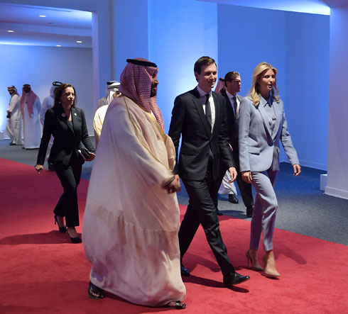 מחויטים. איוונקה טראמפ וג'ארד קושנר בביקור בסעודיה (צילום: AFP)