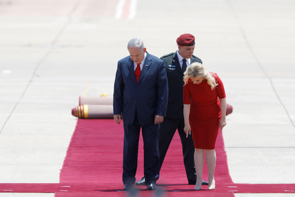 שמלה אדומה על השטיח האדום. הזוג נתניהו בנתב"ג (צילום: Reuters)
