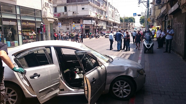 זירת התאונה בתל אביב (צילום: דוברות המשטרה) (צילום: דוברות המשטרה)