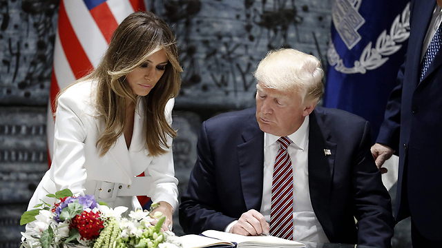 Trump firmar el libro de visitas en la residencia del Presidente (Foto: AFP)