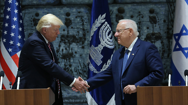 Presidents Trump and Rivlin shake hands (Photo: Alexko)