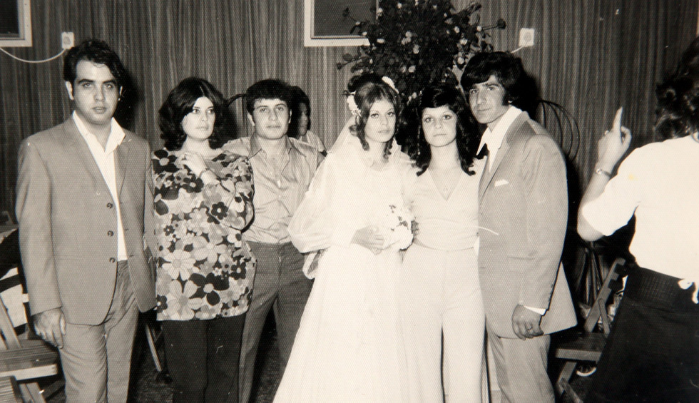 שייביץ (שנייה משמאל) עם בעלה (ראשון משמאל) וארבעת אחיה בחתונה של אחת האחיות. "בבית אכלו רק עם מזלג, ואני הוספתי סכין" (צילום רפרודוקציה: יריב כץ)