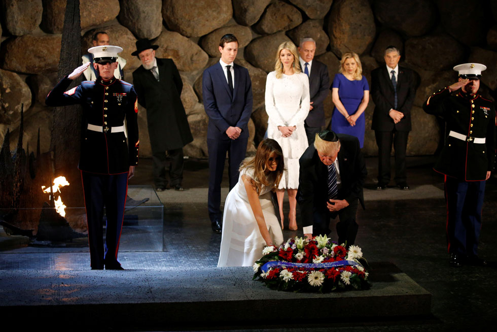 הביקור ביד ושם: מלניה ואיוונקה טראמפ לובשות לבן, שרה נתניהו בשמלה כחולה של אנטוניו ברארדי מהבוטיק של ניקול ראידמן (צילום: Reuters)
