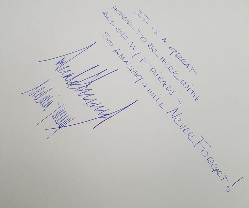 מלניה טראמפ חתמה בספר האורחים (צילום: רויטרס) (צילום: רויטרס)