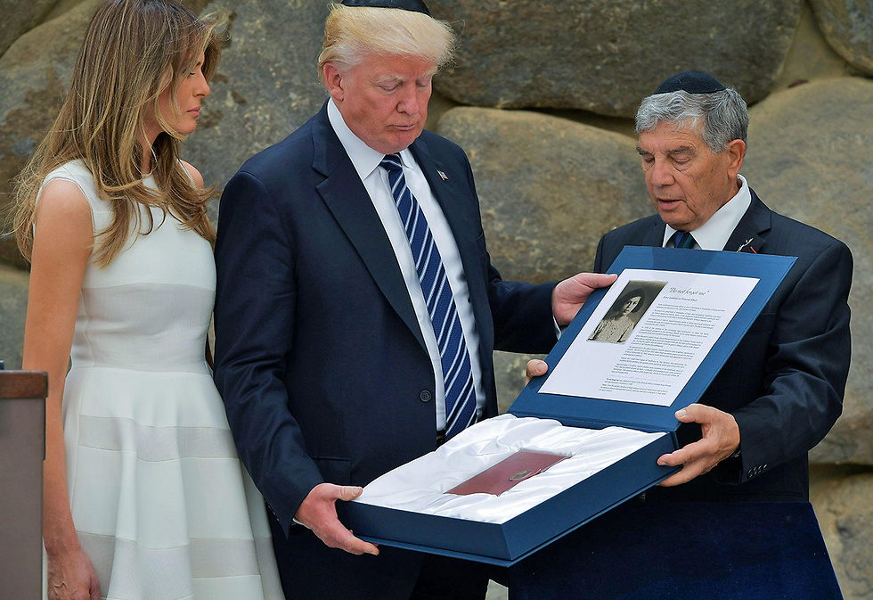 לנשיא טראמפ הוענקה רפליקה של ספר זכרונות שכתבה אסתר גולדשטיין ז"ל שנספתה בשואה (צילום: AFP) (צילום: AFP)