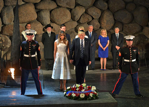 הזוג טראמפ באוהל הזיכרון ביד ושם (צילום: AFP)