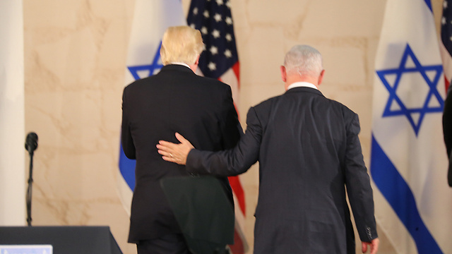 נתניהו מלווה את טראמפ בסיום הנאום במוזיאון ישראל (צילום: אלכס קולומויסקי) (צילום: אלכס קולומויסקי)