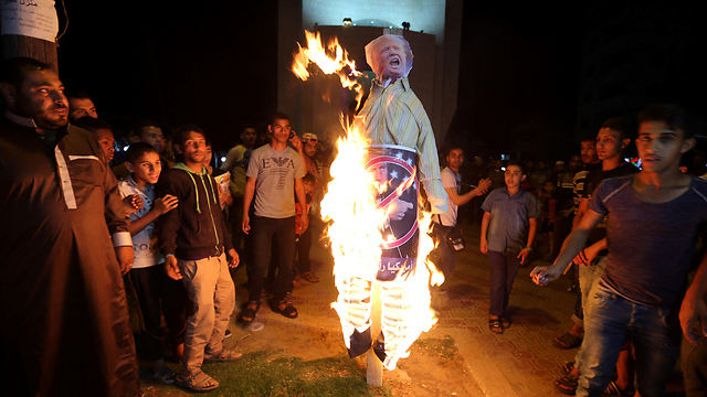 גם בלילה הפגינו אנשי חמאס בעזה נגד טראמפ ושרפו בובה בדמותו (צילום: רויטרס) (צילום: רויטרס)