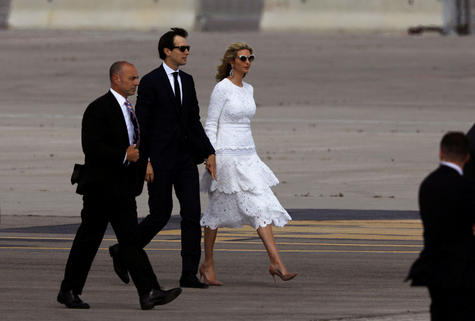 איוונקה טראמפ עולה בחזרה לאייר פורס 1 בשמלת קומות לבנה (צילום: רויטרס)