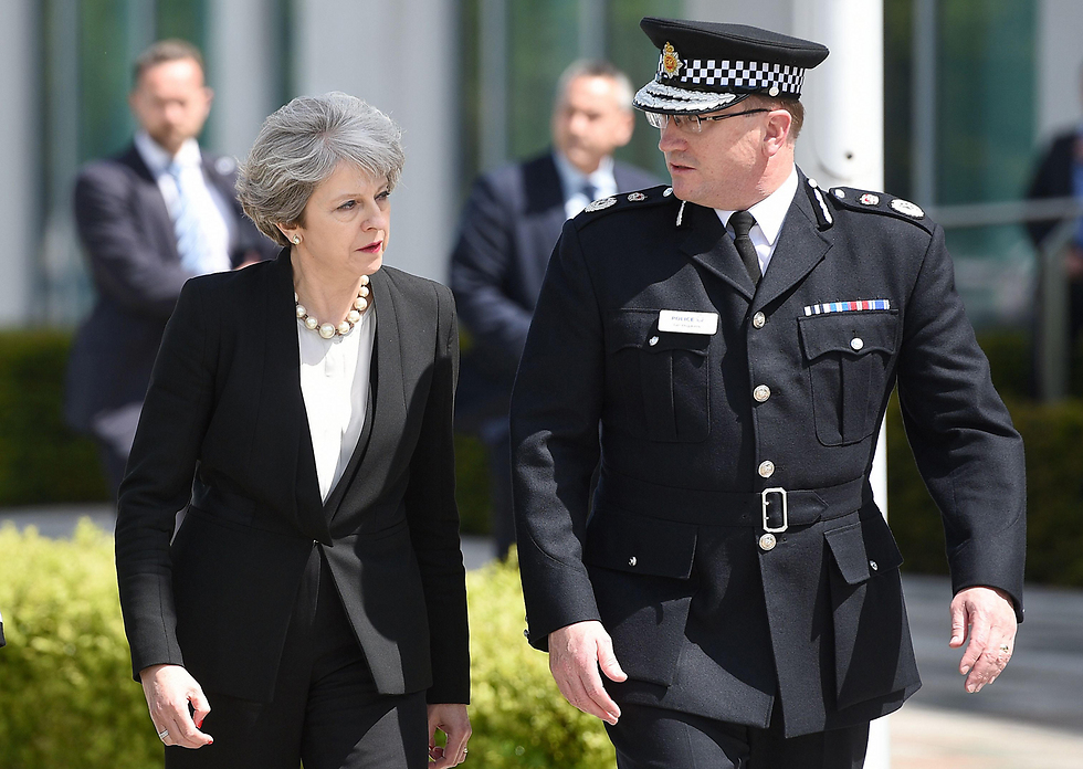 ראש הממשלה תרזה מיי לצד מפקד משטרת מנצ'סטר (צילום: AFP) (צילום: AFP)