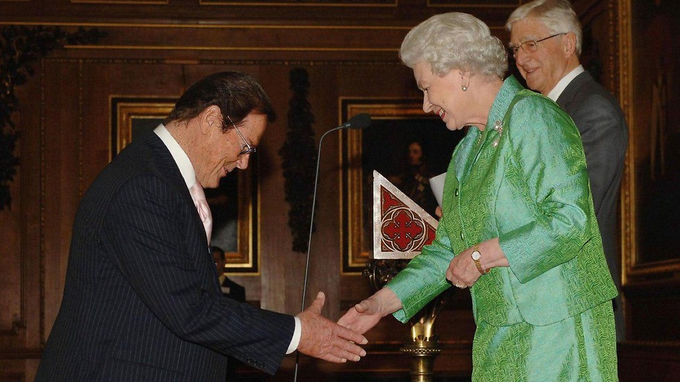 מקבל אות הוקרה מהמלכה אליזבת (צילום: gettyimages) (צילום: gettyimages)