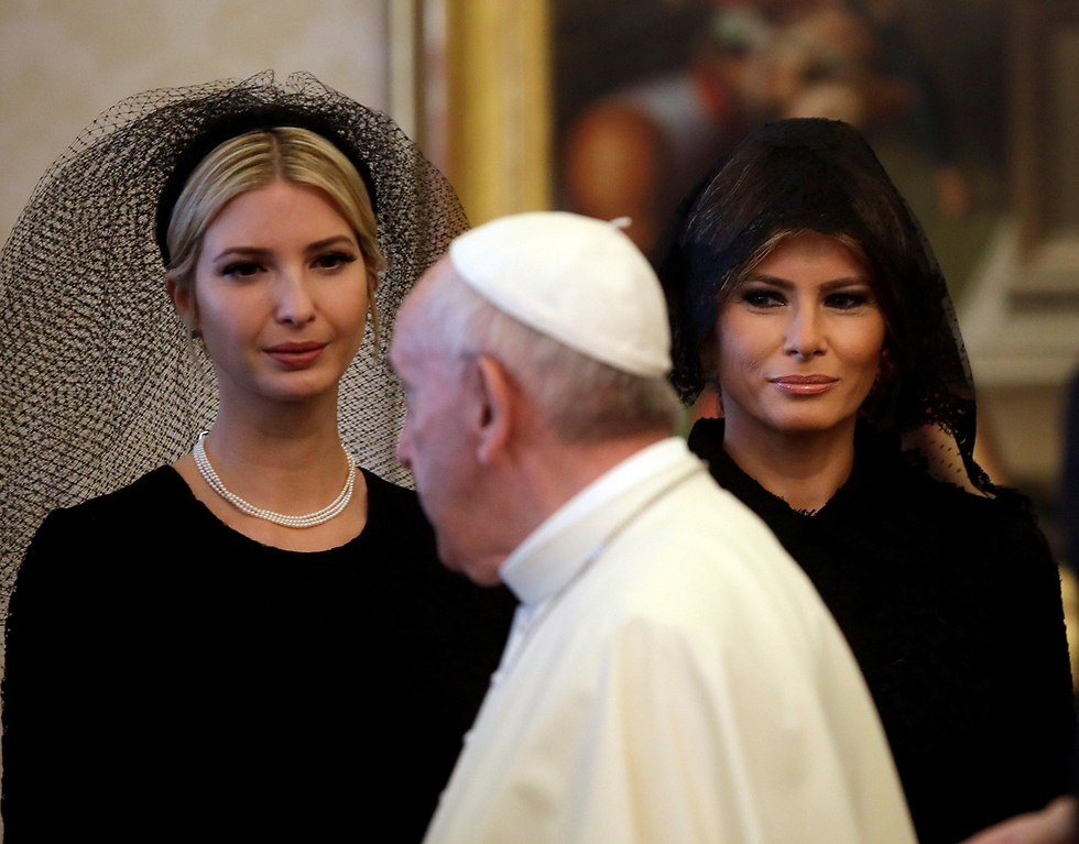 עם האפיפיור פרנסיסקוס ובתו של טראמפ, איוונקה (צילום: רויטרס) (צילום: רויטרס)