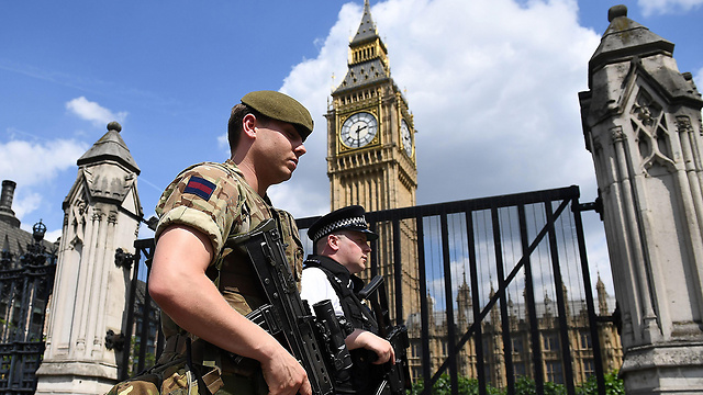 חיילים היום ברחובות לונדון (צילום: gettyimages) (צילום: gettyimages)