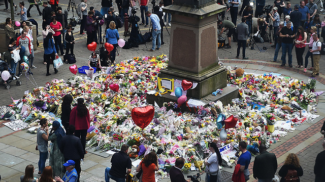 מניחים פרחים לזכר הנרצחים בכיכר במנצ'סטר (צילום: EPA) (צילום: EPA)