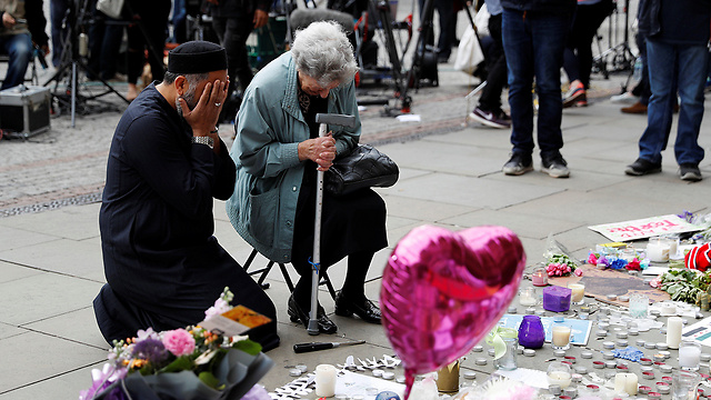 התמונה שריגשה את מנצ'סטר: מוסלמי וקשישה יהודייה אבלים (צילום: רויטרס) (צילום: רויטרס)