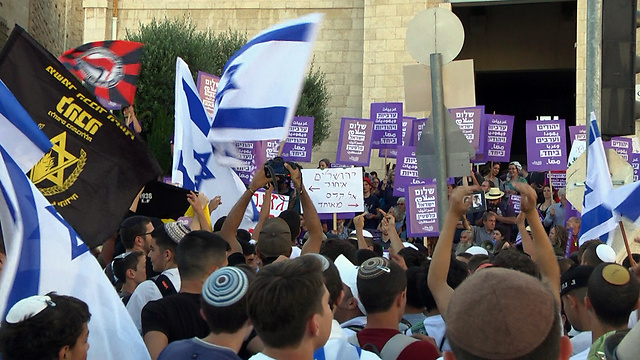 המחאה של פעילי השמאל נגד המשתתפים בריקוד הדגלים (צילום: אלי מנדלבאום) (צילום: אלי מנדלבאום)