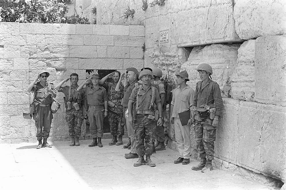 Paratroopers sing Israel’s national anthem at the Western Wall. Major-General Uzi Narkiss, the Central Command chief, is seen third from the left 