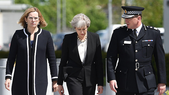 בבריטניה לא אהבו את הדלפות פרטי החקירה לתקשורת האמריקנית. מפקד משטרת מנצ'סטר איאן הופקינס, ראש הממשלה תרזה מיי ושרת הפנים אמבר ראד (צילום: AFP) (צילום: AFP)