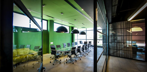 הוא מעודן יותר בעיצובו, והקיר ירוק כמו המכולה בכניסה (צילום: איתי סיקולסקי)