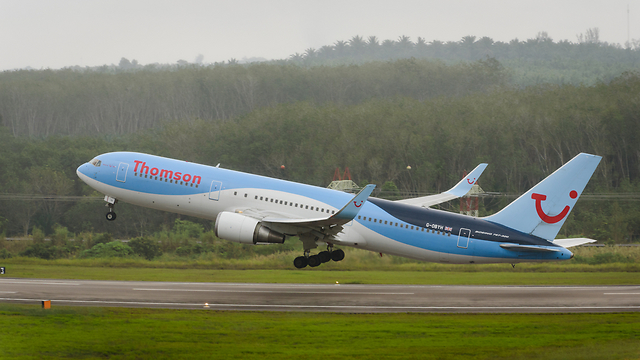 בדיחה או איום של ממש? מטוס של חברת תומסון (צילום: Shutterstock) (צילום: Shutterstock)
