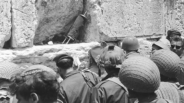 Rabbi Goren prays with paratroopers near the Western Wall (Photo: Bamahane photographers)  