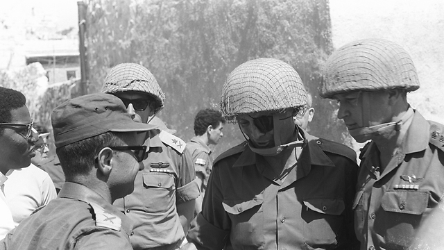 Rabin, Dayan, Narkiss and Ze’evi arrive at the Western Wall (Photo: Photo: Bamahane photographers)