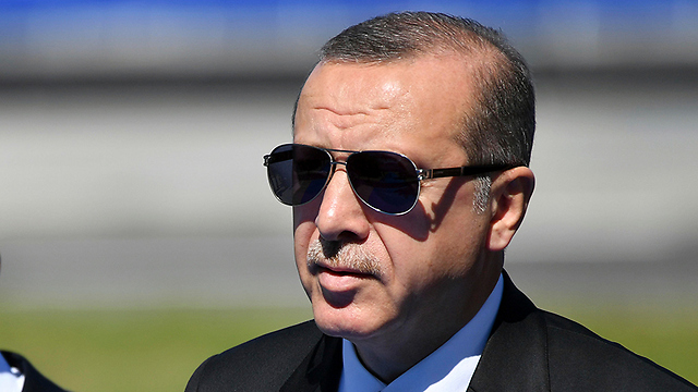 נשיא טורקיה. עם מרקל הוא דווקא בסדר (צילום: AP) (צילום: AP)