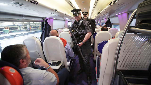 אחרי הפיגוע: שוטרים חמושים ברכבות (צילום: AP) (צילום: AP)