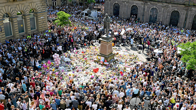 עומדים דקת דומייה לזכר קורבנות הפיגוע במנצ'סטר (צילום: gettyimages) (צילום: gettyimages)