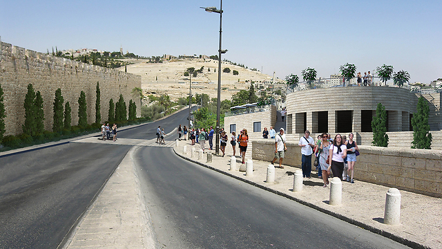 Cable car terminal near Old City walls (Photo: Jerusalem Development Authority)