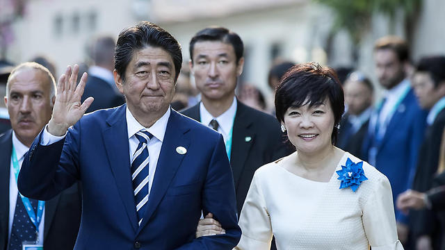Prime Minister of Japan Shinzo Abe and his wife, Akie (Photo: EPA)