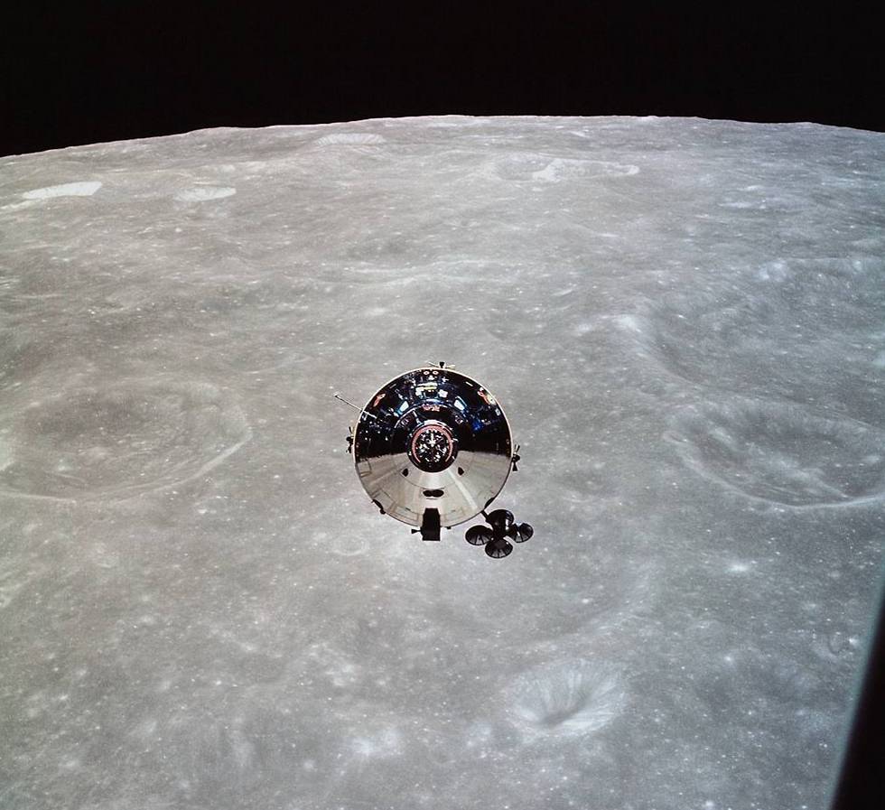 אפולו 10 על רקע הירח (צילום: נאס"א) (צילום: נאס