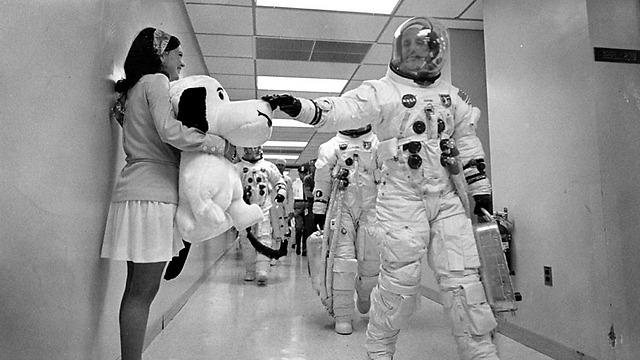 האסטרונאוטים נפרדים מסנופי (צילום: נאס"א) (צילום: נאס