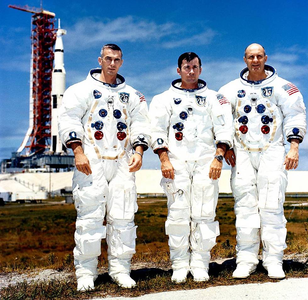 מימין לשמאל: סמאטפורד, יאנג וסרנן על רקע החללית (צילום: נאס"א) (צילום: נאס