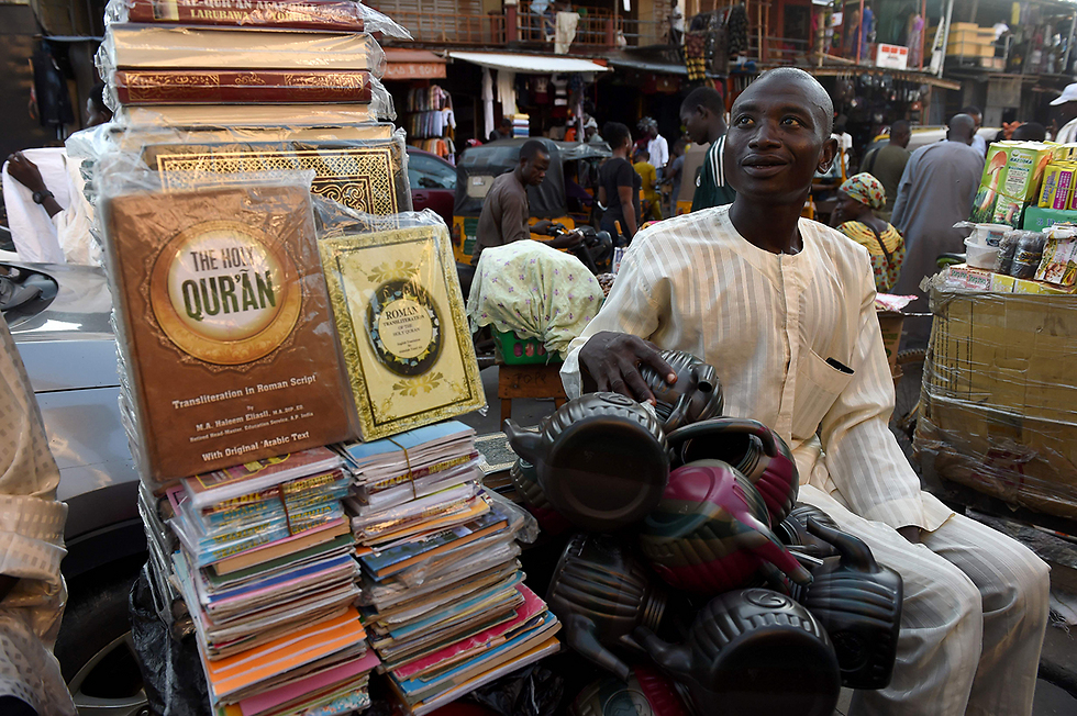 מכירת ספרי קוראן בלאגוס, ניגריה (צילום: AFP) (צילום: AFP)