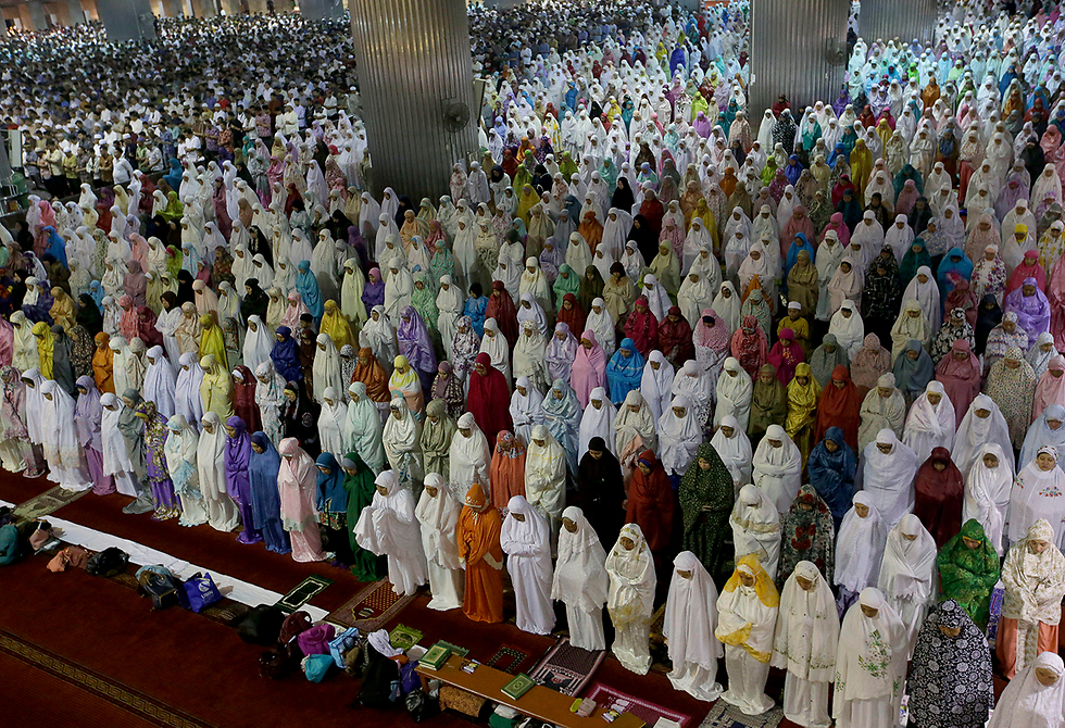 תפילה המונית באינדונזיה (צילום: AP) (צילום: AP)
