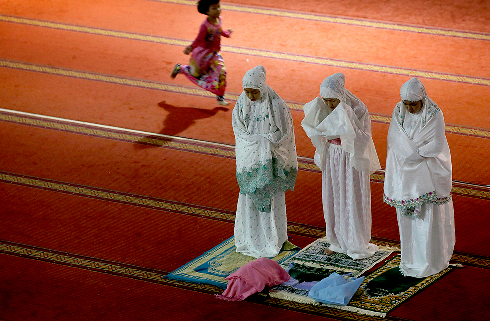 תפילה על שטיחי מסגד בג'קרטה, אינדונזיה (צילום: AP) (צילום: AP)