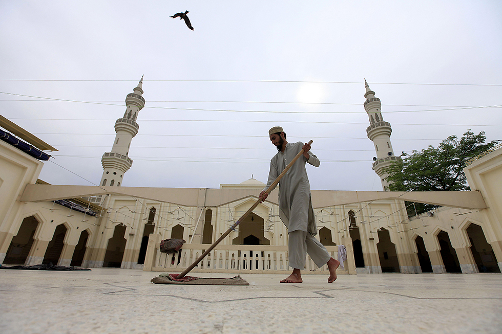 ממרקים את המסגד לקראת החודש הקדוש בפשאוור, פקיסטן (צילום: EPA) (צילום: EPA)