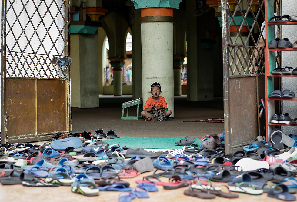 כפכפים בכניסה למסגד בפיליפינים (צילום: EPA) (צילום: EPA)