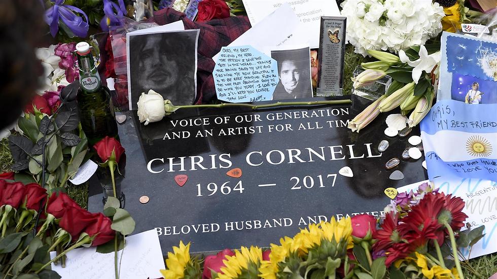 מכתבים ופרחים על קברו של קורנל (צילום: AP) (צילום: AP)