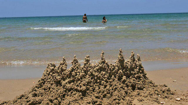 בונים ארמונות בחוף ראשון לציון (צילום: אבי מועלם) (צילום: אבי מועלם)